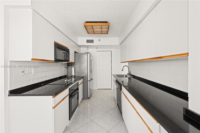 Building Photo - 3530 Mystic Pointe Dr