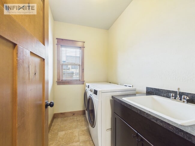 Building Photo - 4 Bedroom Home with Spacious Yard
