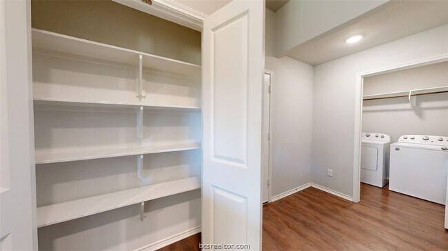 Building Photo - 803 Meadow Brook Dr