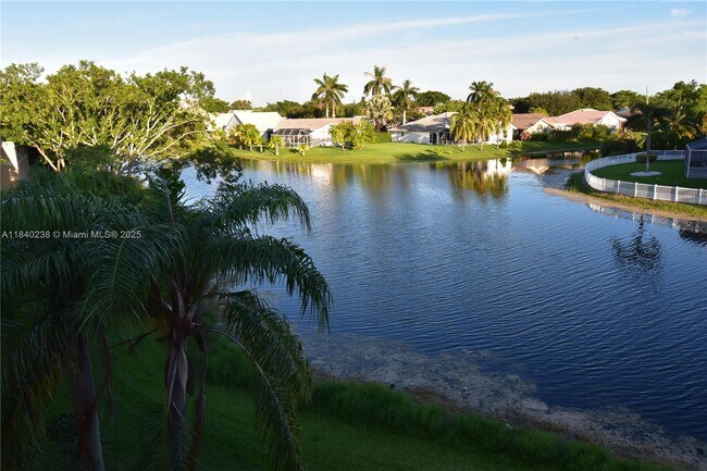 Building Photo - 450 Palm Cir W