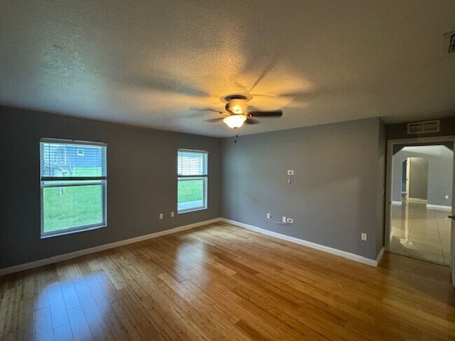 Building Photo - Beautifully Renovated Home In the Shores  3/2/2 **WON"T LAST**