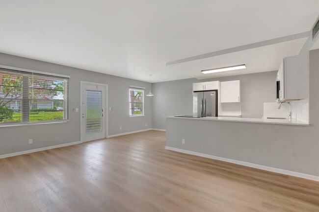 Building Photo - 296 Fanshaw H