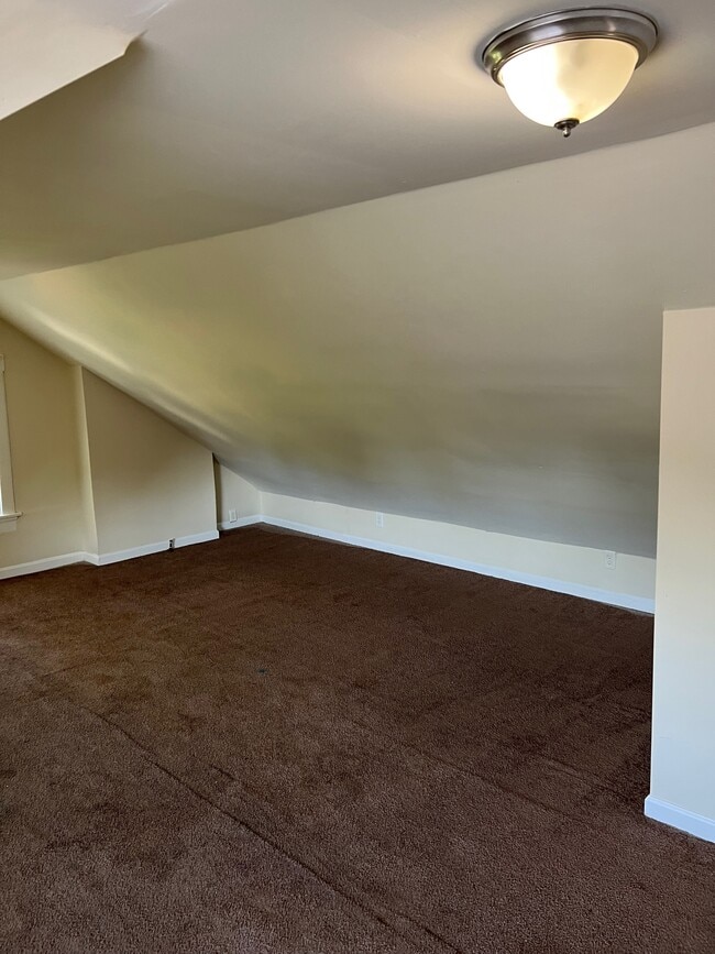 Building Photo - 905 Suire Ave