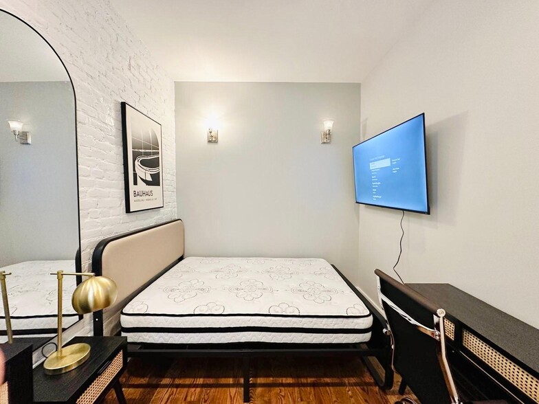 Building Photo - Furnished room/NOT APARTMENT