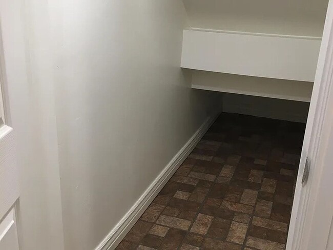 Building Photo - 2 Bedroom Walk out Basement Apartment