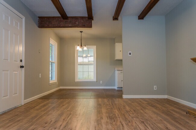 Building Photo - 3 Bed 1.5 Bath