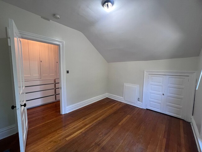 Building Photo - Single Family Heritage Hill Home! Two Bedr...