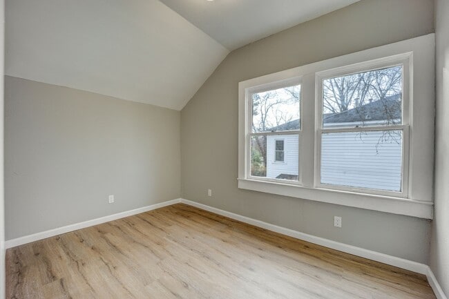 Building Photo - Freshly Updated 4 Bedroom House