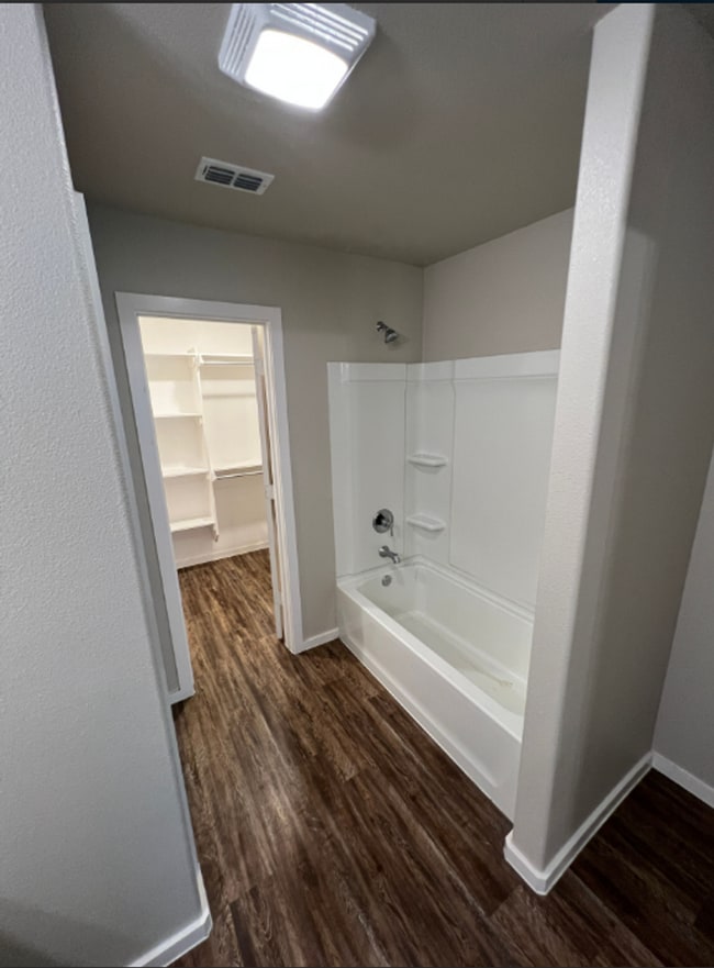 Building Photo - AVAILABLE NOW! 3/2/1 off west 19th!