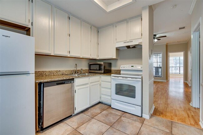 Building Photo - 715 W 22 1/2 St