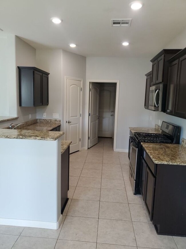 Building Photo - 4 bedrooms/2.5 bath over 2,000 square feet
