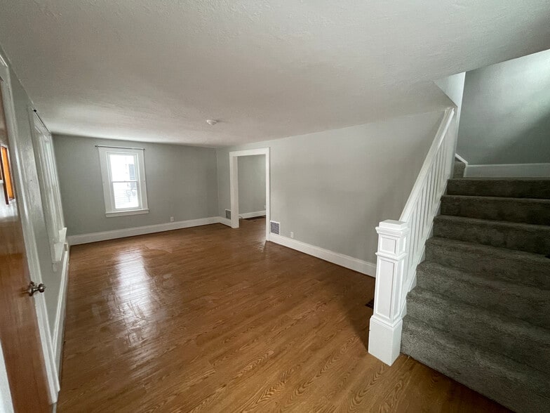 Building Photo - 104 Lynhurst Ave