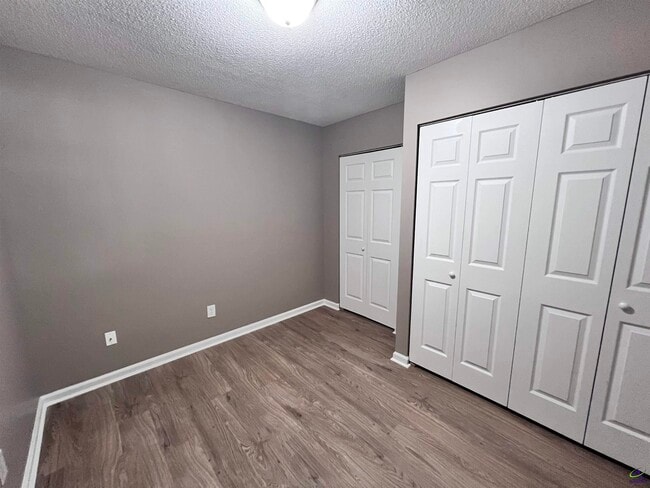 Building Photo - 221 Deer Track Ct