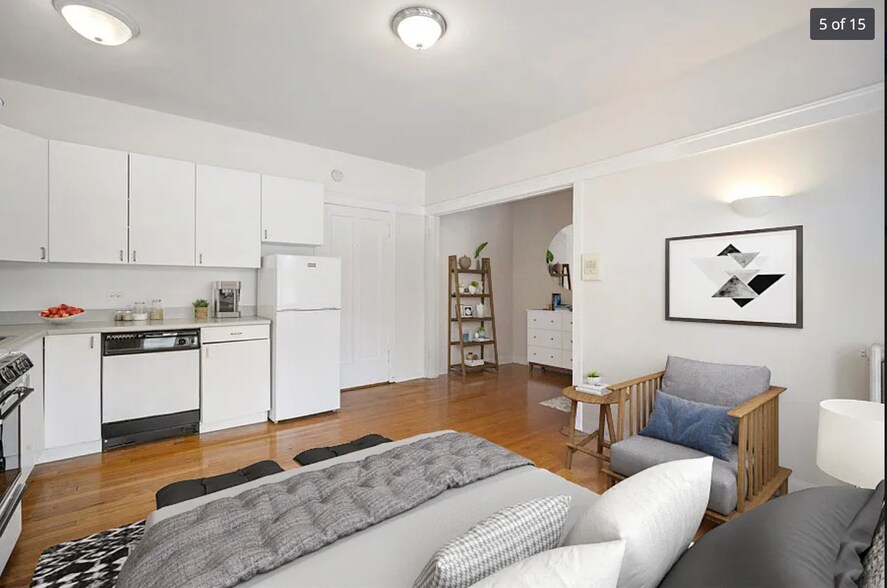 Building Photo - 820 W Waveland Ave