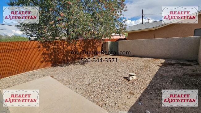 Building Photo - 8th Street and Euclid - 1 bedroom 1 bath r...