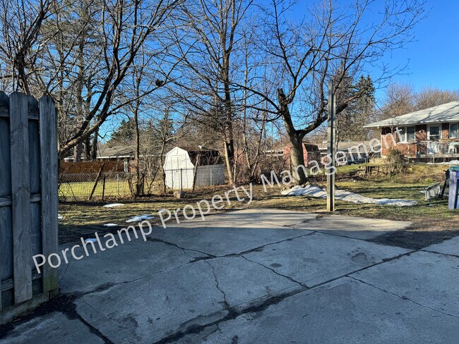 Building Photo - 749 Spencer St NE