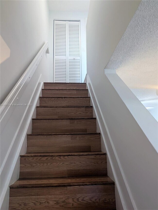 Building Photo - 16661 Hemingway Dr