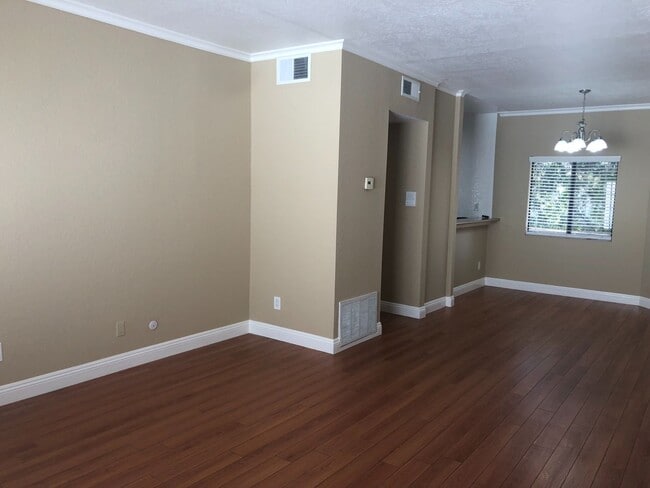 Building Photo - Beautiful 1 Bed/1 Bath Condo Apartment with Patio, Hardwood Flooring, Central AC, Washer and Drye...