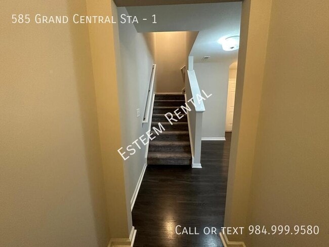 Building Photo - 585 Grand Central Sta