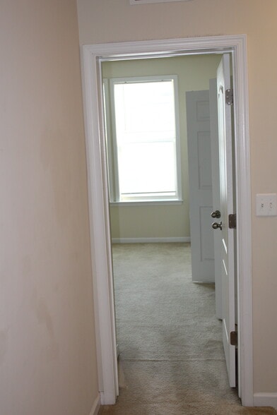 Building Photo - 829 Jarrett Ln