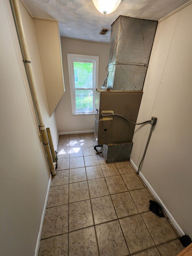 Building Photo - Spacious 2-Bedroom, 1-Bathroom Home AVAILABLE NOW!!
