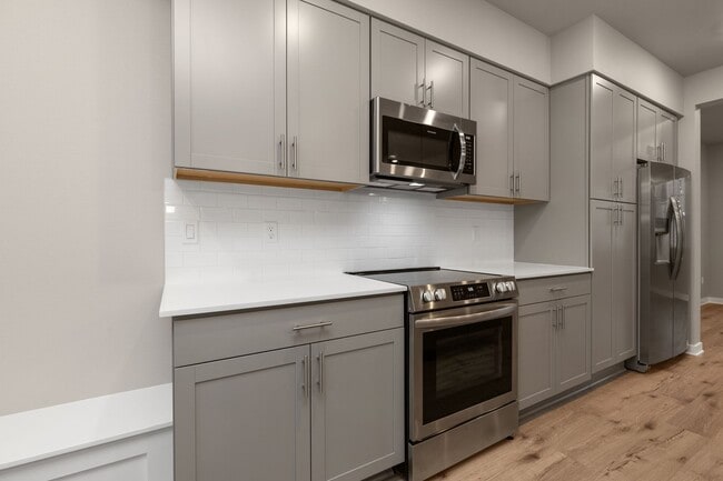 Building Photo - Modern 3 Bedroom Townhome with Designer Finishes in Lynnwood