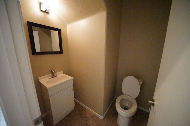 Building Photo - Showings Available NOW