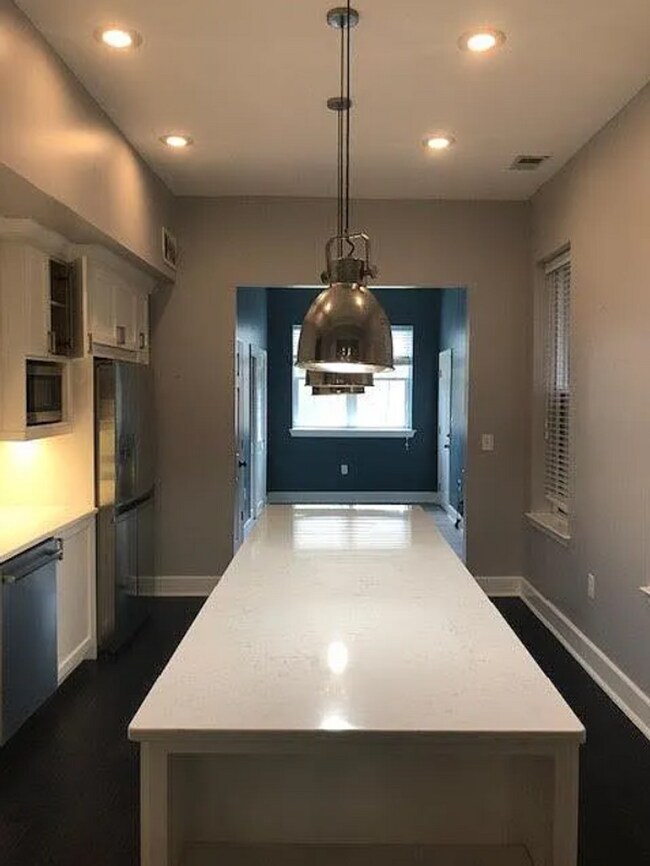 Building Photo - Charming Rowhouse Retreat in the Heart of DC!