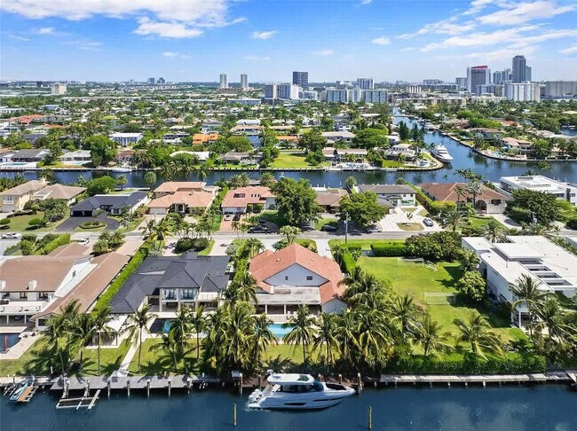 Building Photo - 413 Holiday Dr