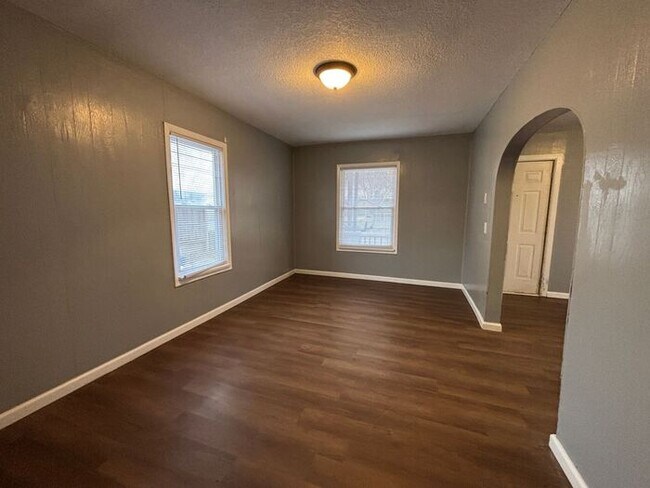 Building Photo - Charming 4BR 1BA Home with spacious yard!