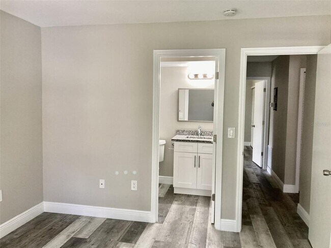 Building Photo - 5008 Manatee Ave W