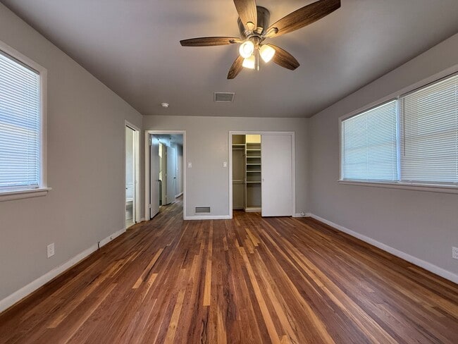 Building Photo - Three bedroom two bath rent house in a gre...