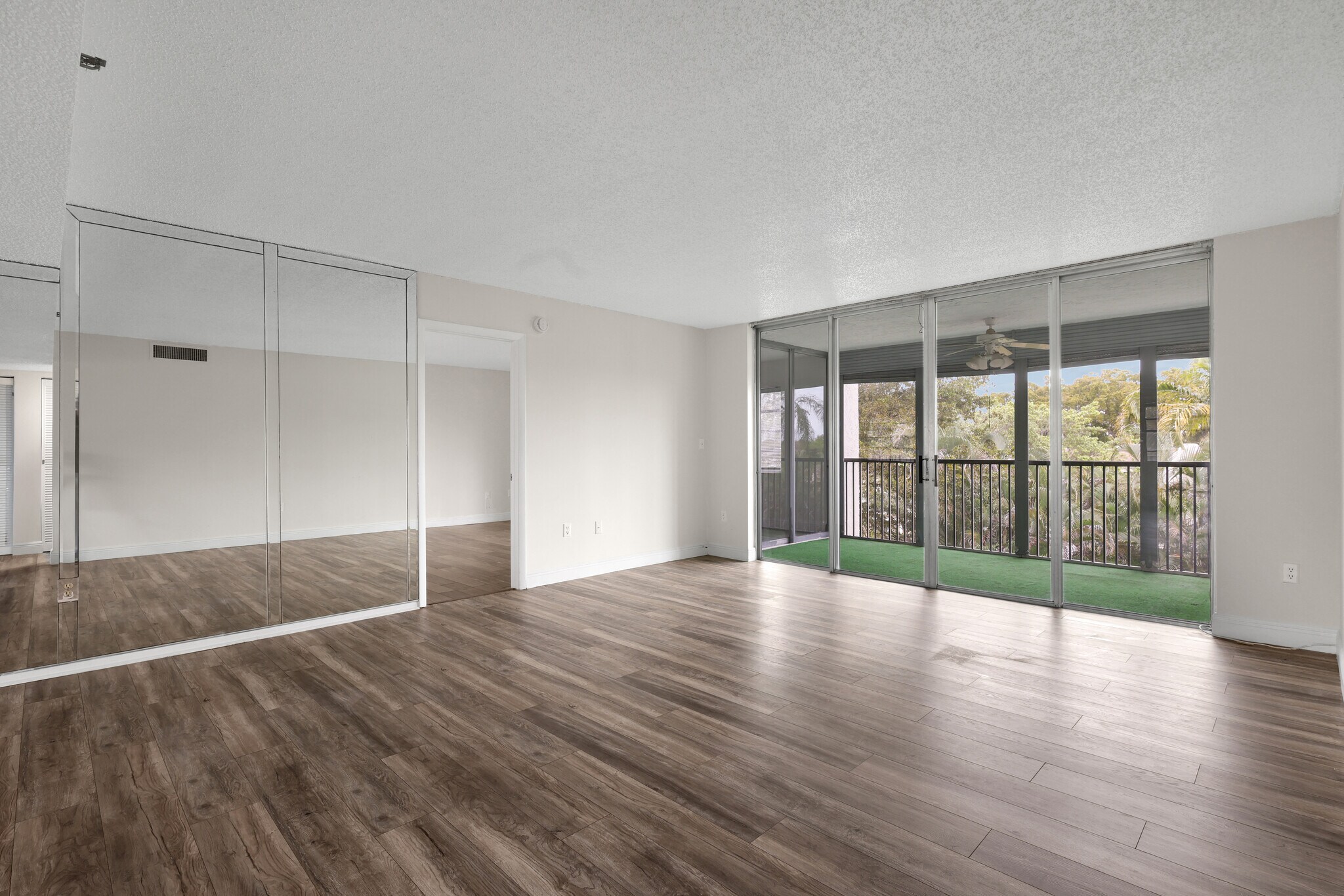 Living Room - 3940 Inverrary Blvd