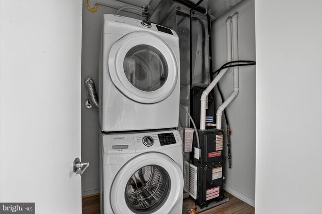 Building Photo - 381 Martin St