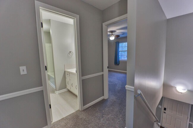 Building Photo - Great Townhome Convenient Location