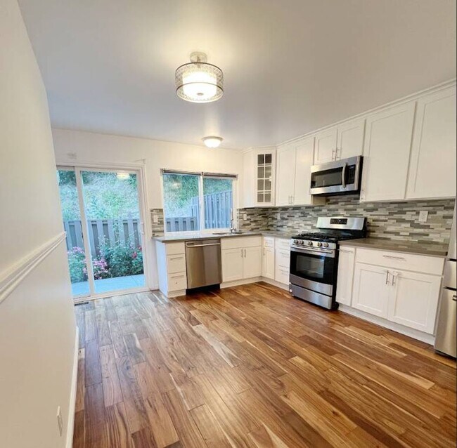 Building Photo - Virginia Hills-3 BR, 2.5 Bath Townhome wit...