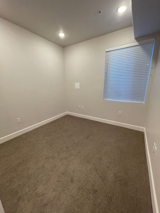 Building Photo - Italian Villages | 1-Bedroom, 1-Bath Basement Unit