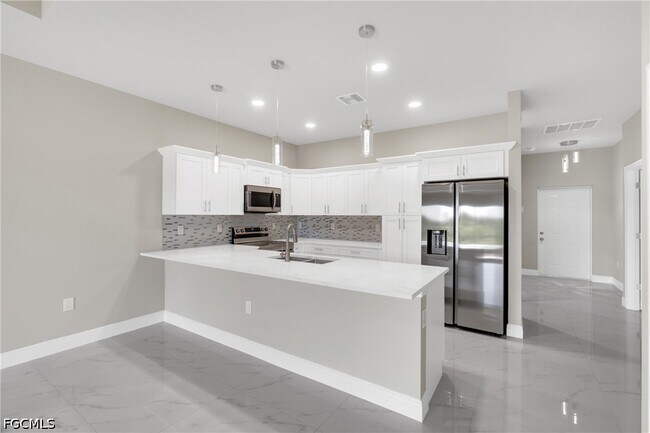 Building Photo - 917 Margaret Ave S