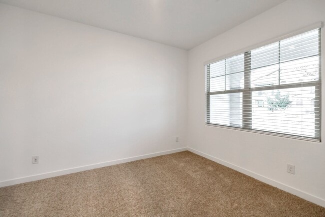 Building Photo - ** Like new Luxurious Modern townhome with 2 Master Suits in Warner Meadows**