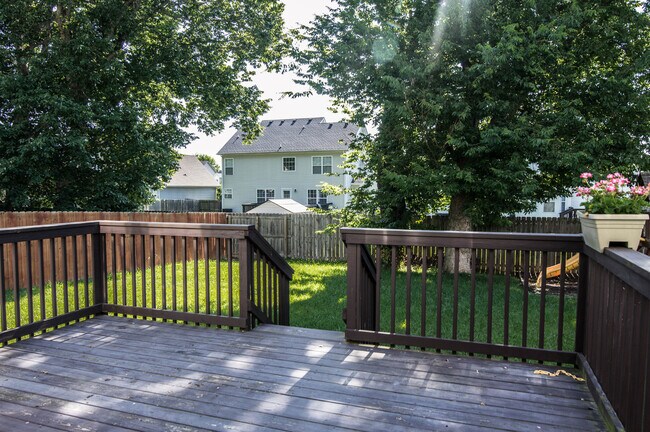 Building Photo - Pet Friendly Three Bedroom with Bonus!