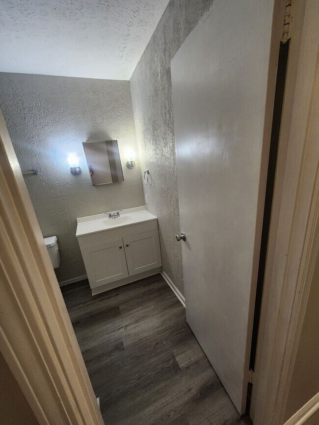 Building Photo - Lovely 1 bedroom 1 bath 2nd floor condo wi...