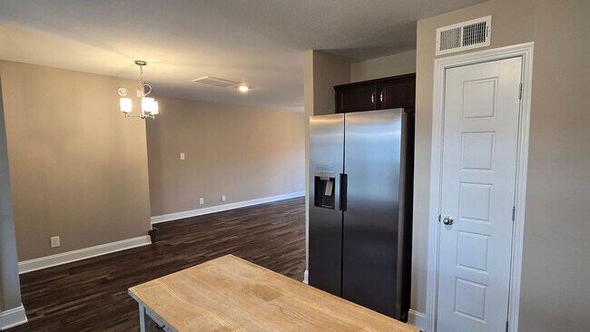 Building Photo - Beautiful 3 BDS 2 BA with fenced in yard