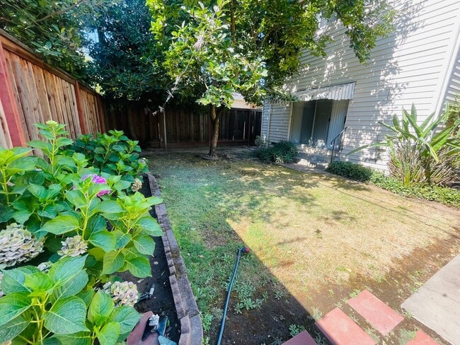 Building Photo - 2/1 rear unit in Land Park