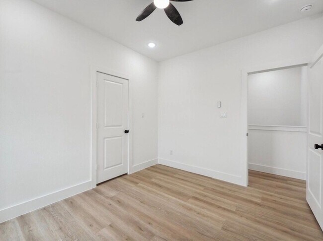 Building Photo - 7416 Maxroy St