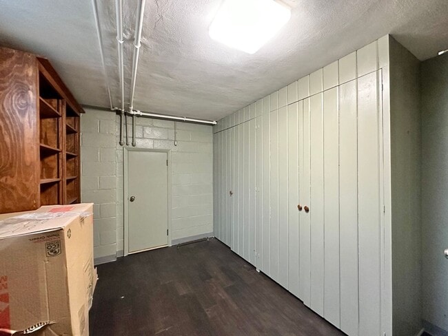 Building Photo - AVAILABLE AUG 19th - 4 BEDROOM 3 BATHROOM - GORGEOUS LAKE VIEWS