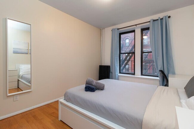 Building Photo - 331 E 92nd St