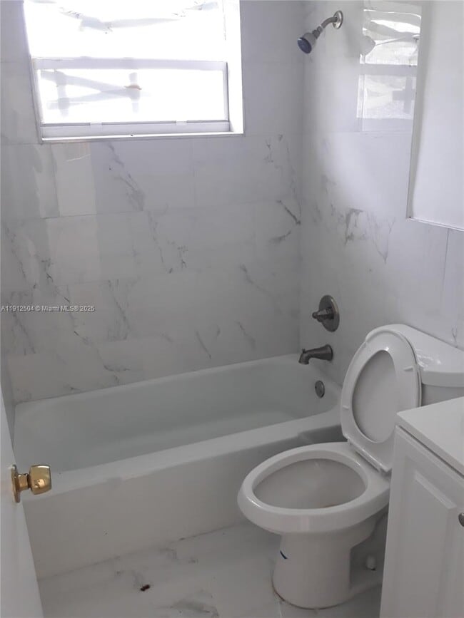 Building Photo - 601 NW 4th Ct