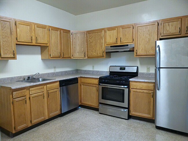 Building Photo - AVAILABLE 8/1/26 - Bright and Spacious One...