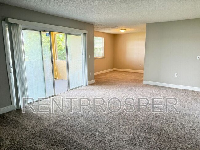 Building Photo - 4022 Versailles Dr