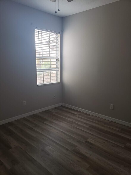 Building Photo - 469 Glastonbury Drive